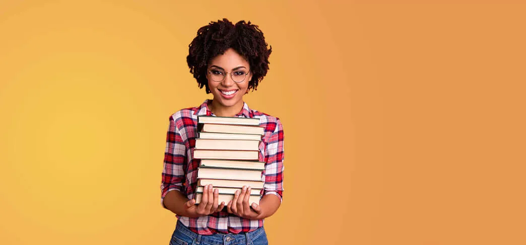 Frau mit Bücherstapel